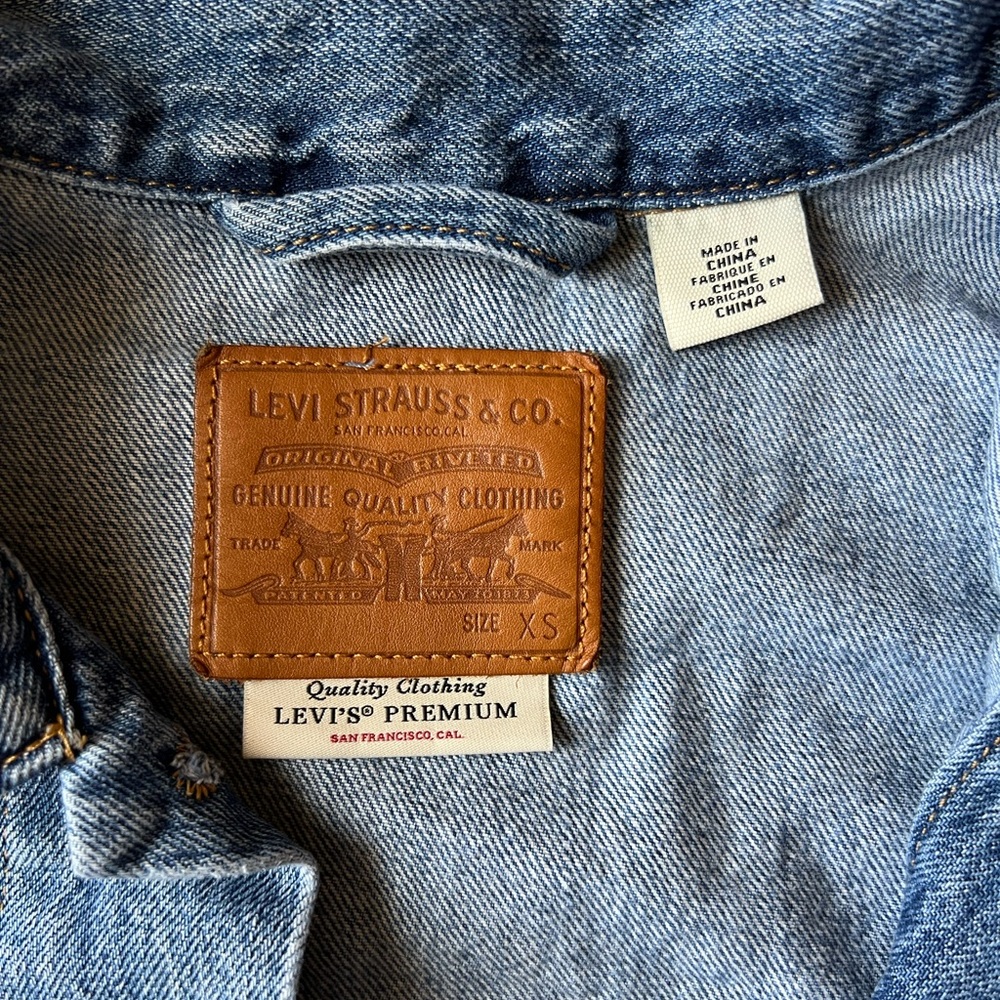 Levi’s - Future Mid slouch denim trucker jacket in blue - Picture 8 of 9